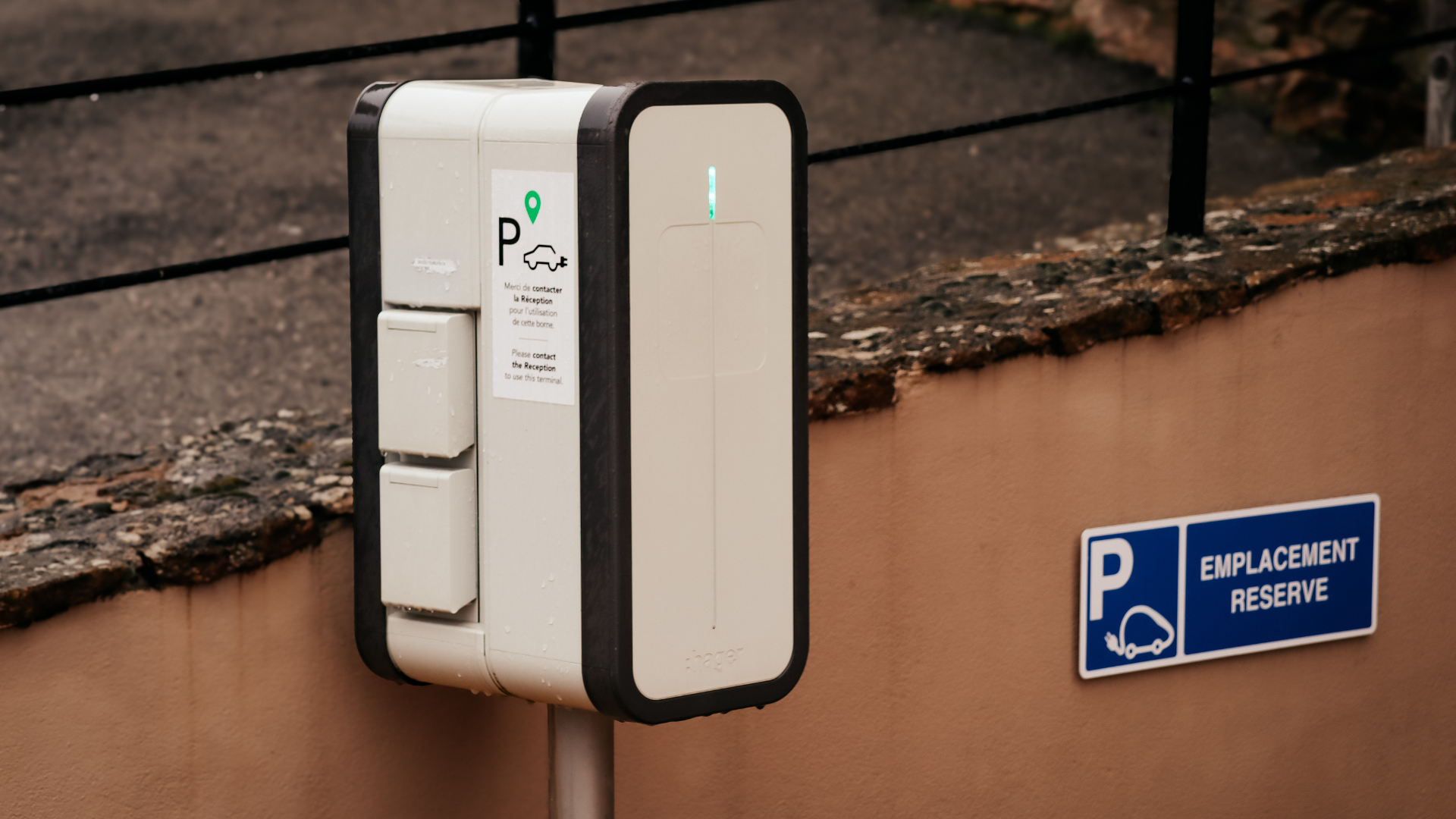 Borne de recharge pour voitures électriques.