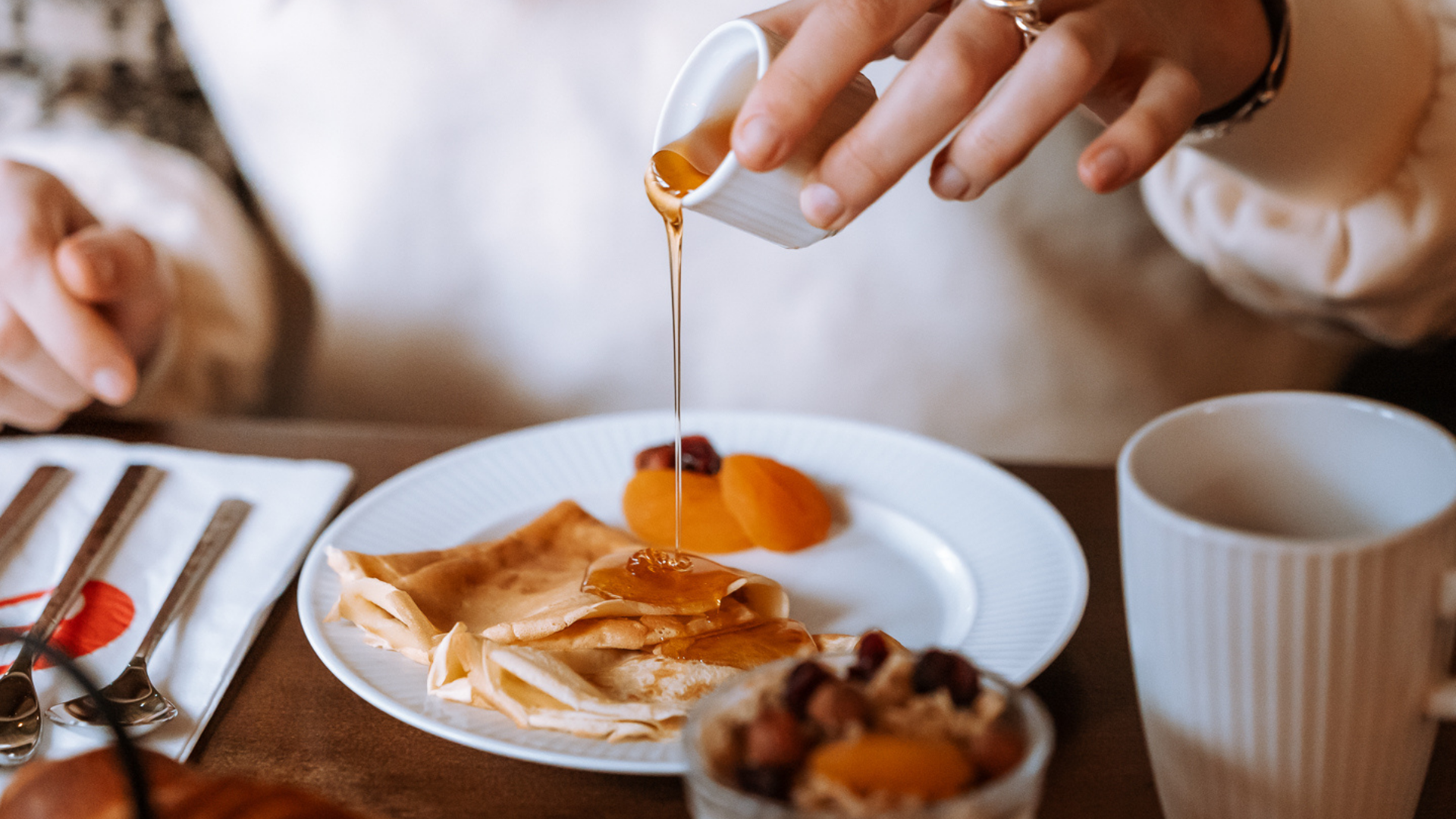 Crêpes avec sirop et fruits secs.
