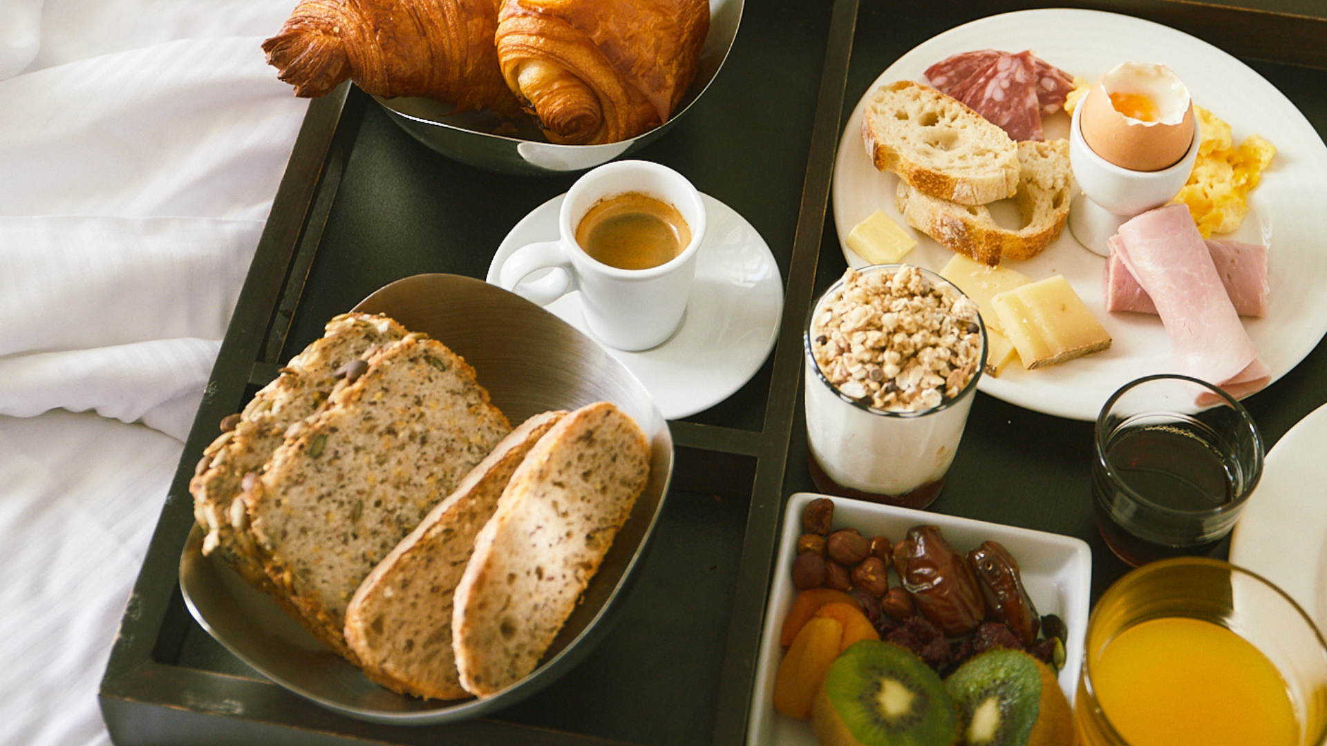 Petit-déjeuner avec croissant, pain et café.